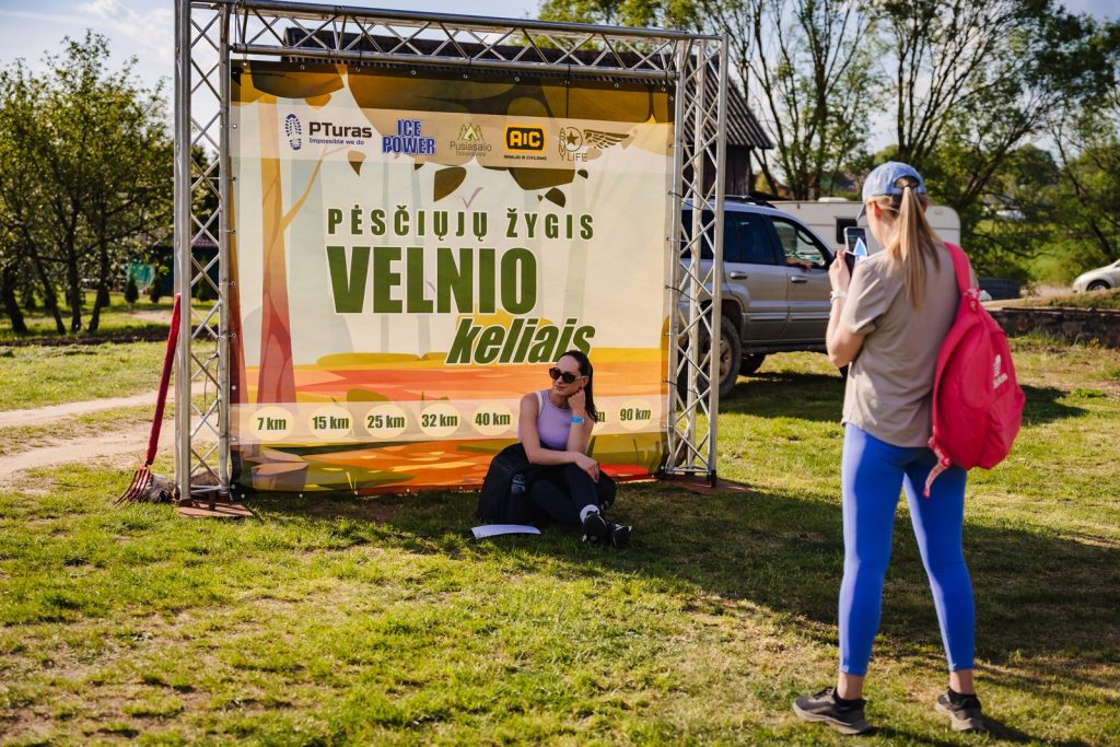 PTuras renginio dalyviai prie žygio fotosienelės