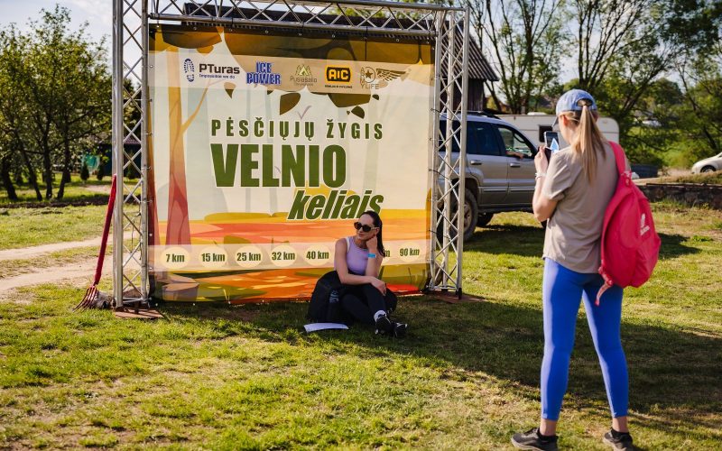 PTuras renginio dalyviai prie žygio fotosienelės