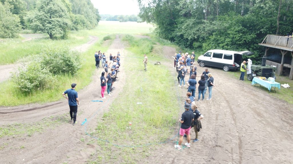 Žygeiviai keliauja atviru keliu prie miško