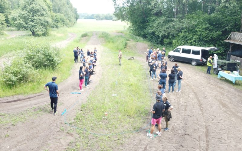 Žygeiviai keliauja atviru keliu prie miško