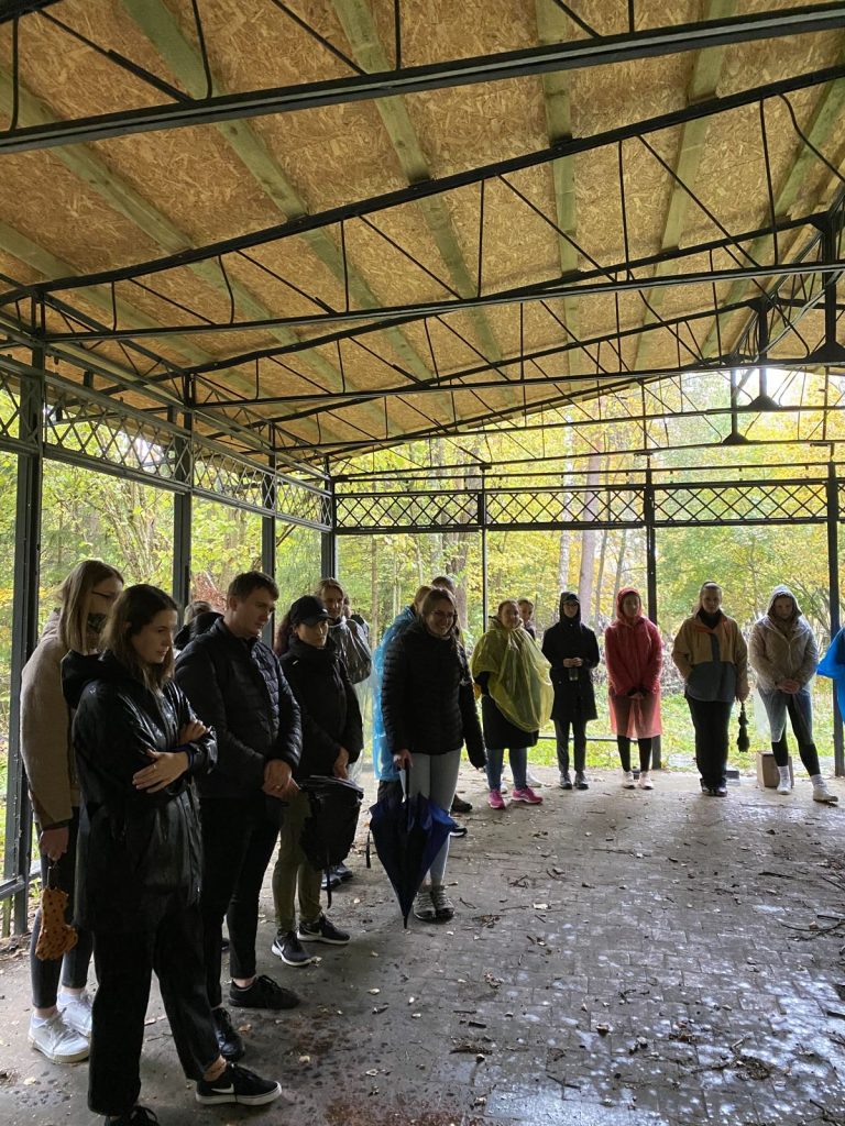 Komanda susirenka po pavėsinės stogu