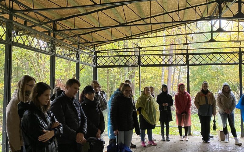 Komanda susirenka po pavėsinės stogu
