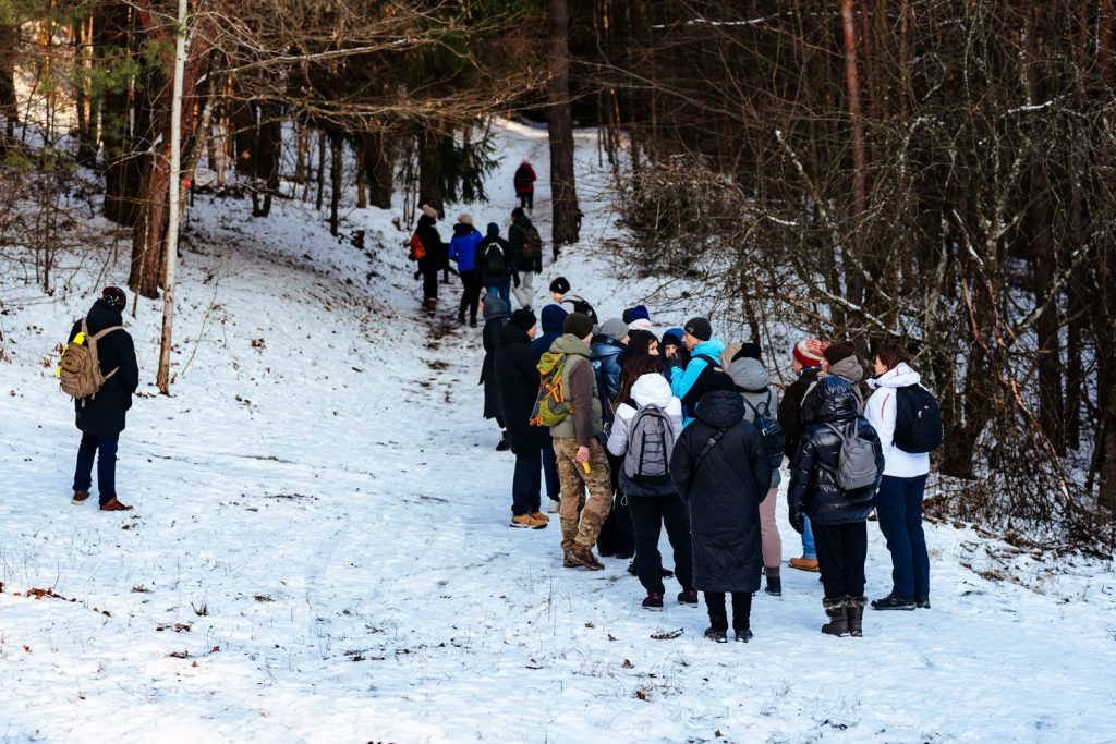 Žygeiviai keliauja snieguotu taku