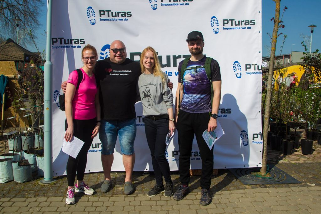 Grupė prie PTuras fotosienelės