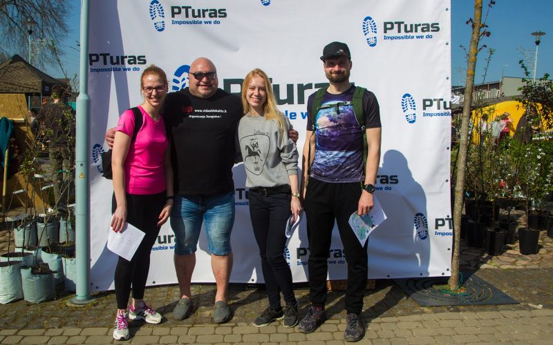 Grupė prie PTuras fotosienelės