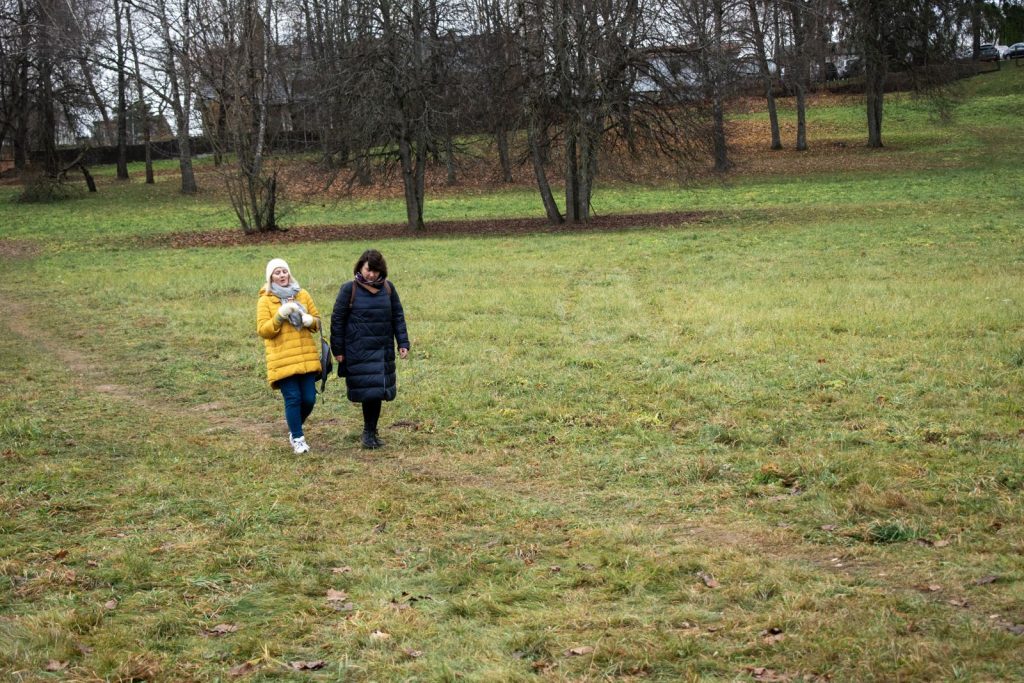 Žygeiviai eina per rudeninį parką