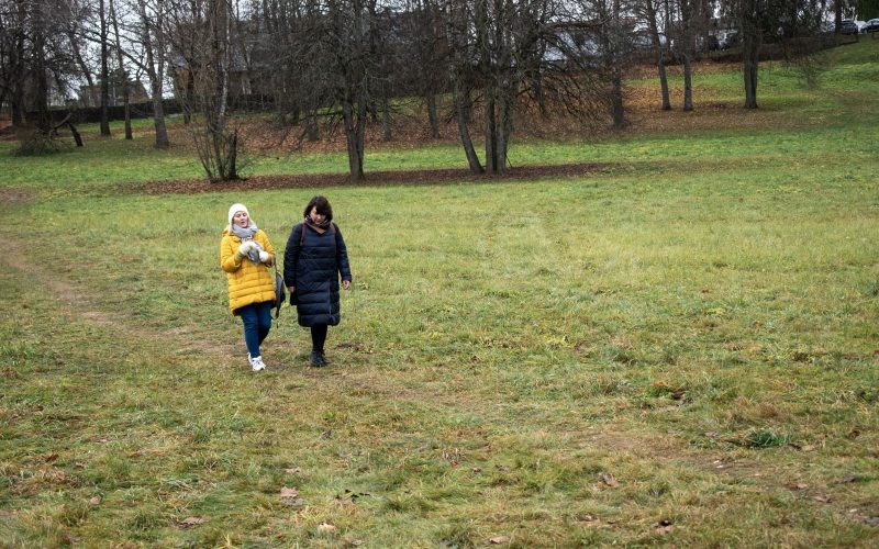 Žygeiviai eina per rudeninį parką