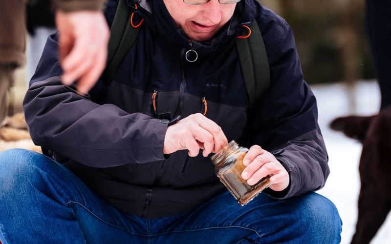 Dalyvis atlieka praktinę veiklą lauke